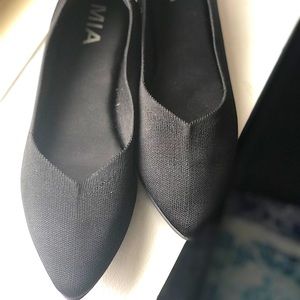 NWOT Black Flats. Evening Chic. Size 7. Woven fabric.